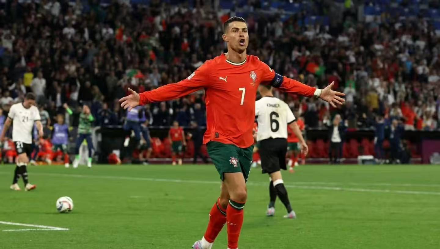 奥地利球队比赛中展现出色配合赢得掌声