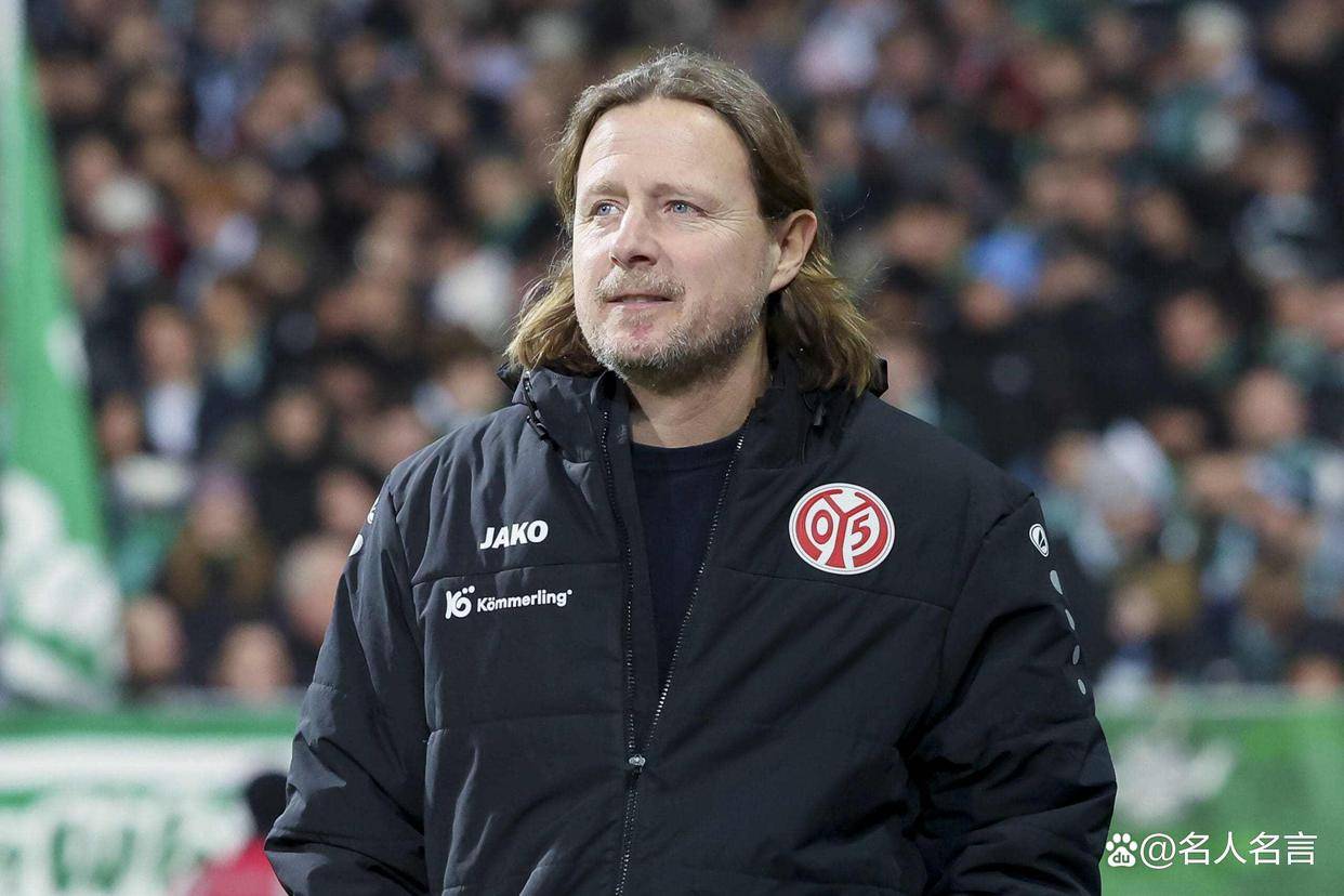 丹麦主教练赞誉门将：是比赛中最亮眼的球员