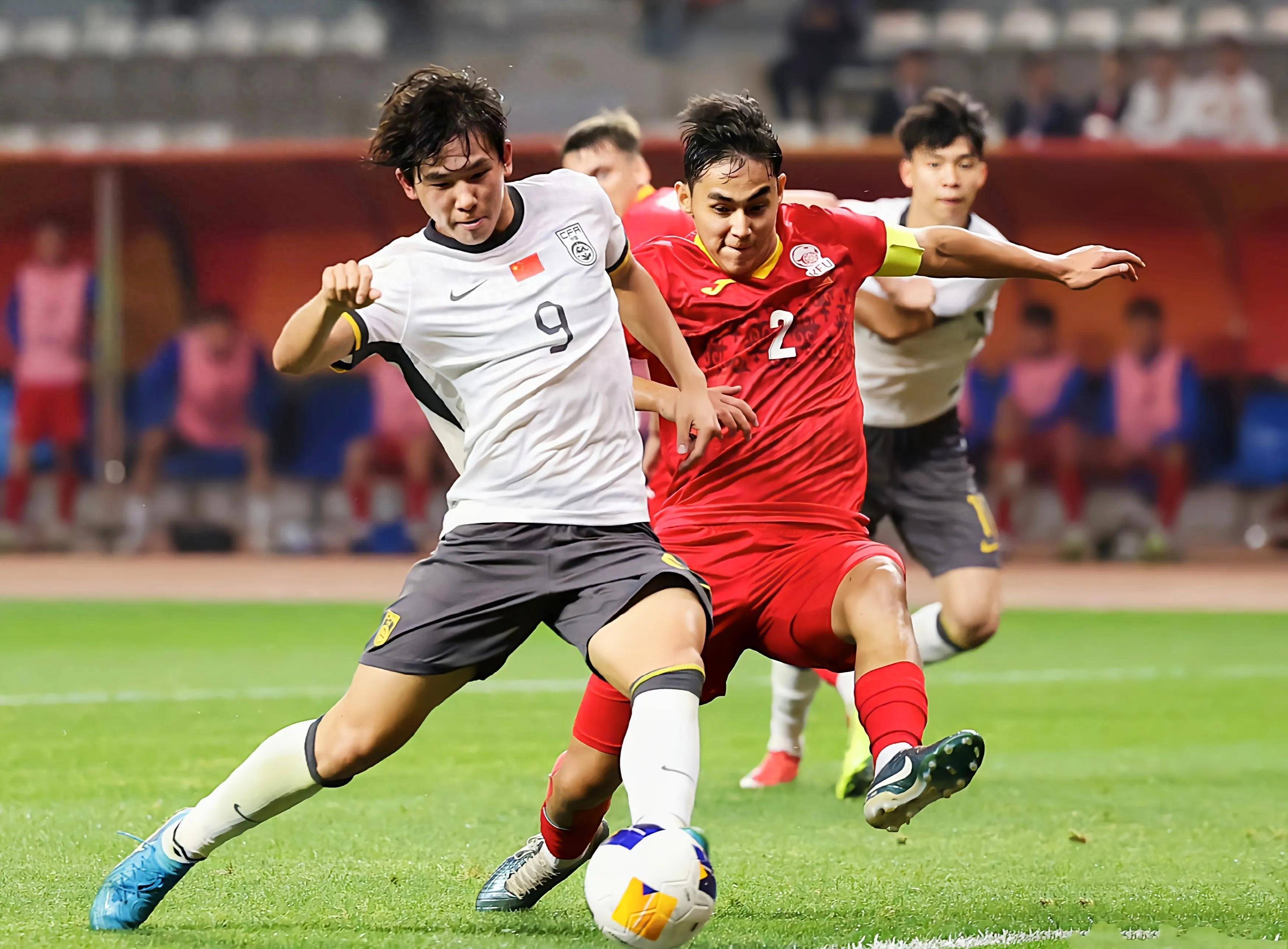 澳大利亚女足队员力压对手，夺下亚洲杯赛冠军宝座