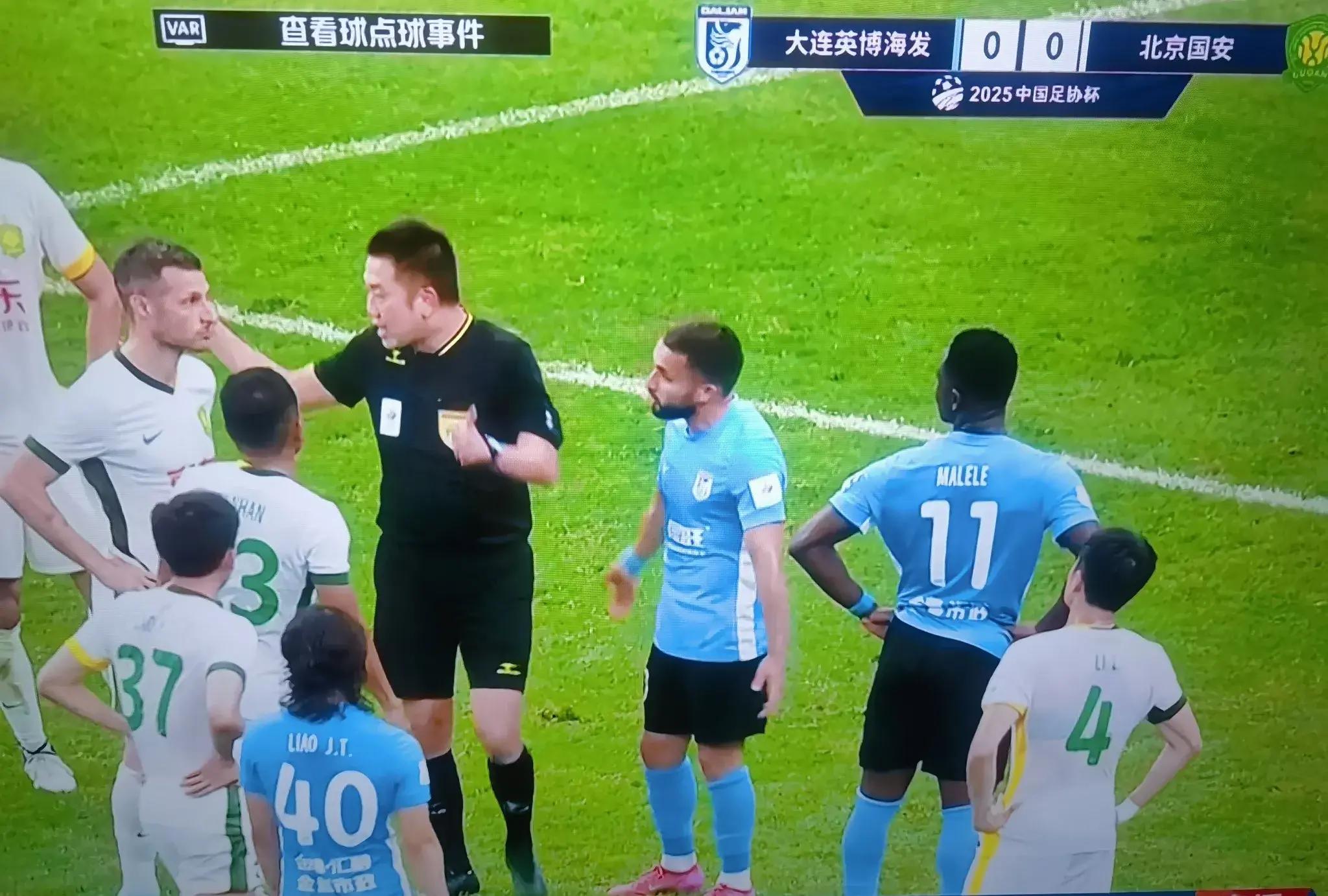 足球比赛场面混乱,裁判纷纷被控不公正判罚 足球比赛场面混乱,裁判纷纷被控不公正判罚