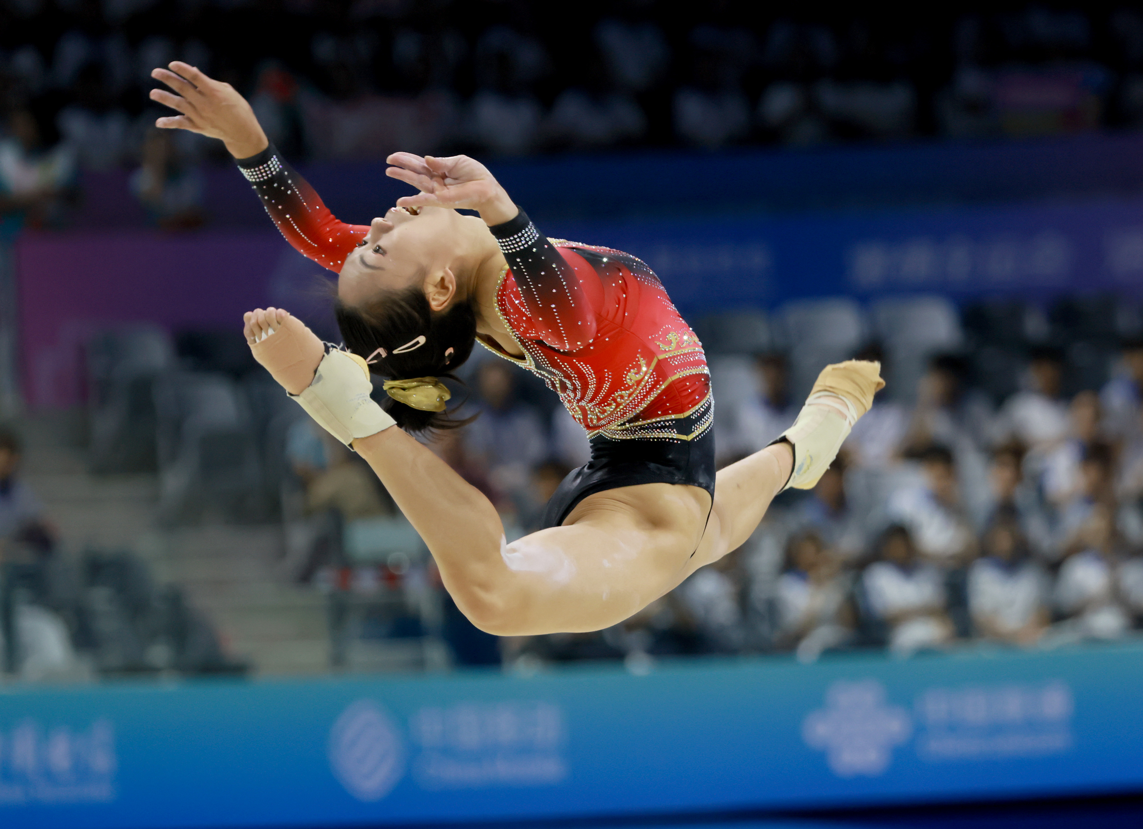 体操比赛惊险激烈，中国选手斩获佳绩