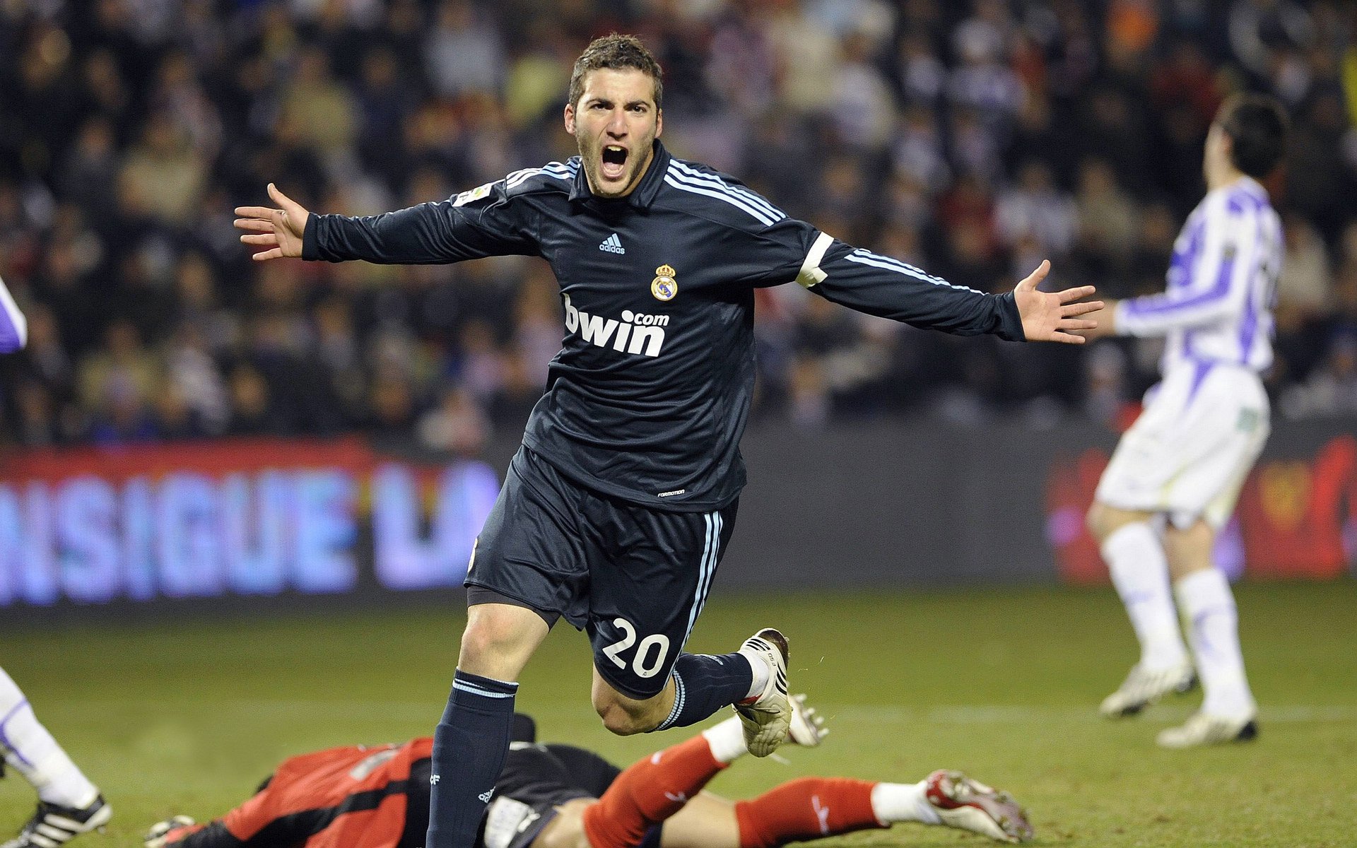 IM体育官方平台-沙漠绿鹰的逆袭，苏亚雷斯一锤定音，阿尔及利亚强势击落沙特雄狮